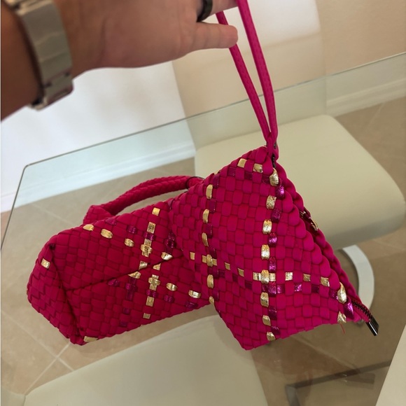 Stylish Hot Pink and Gold Woven Handbag With Gold - Picture 2 of 7